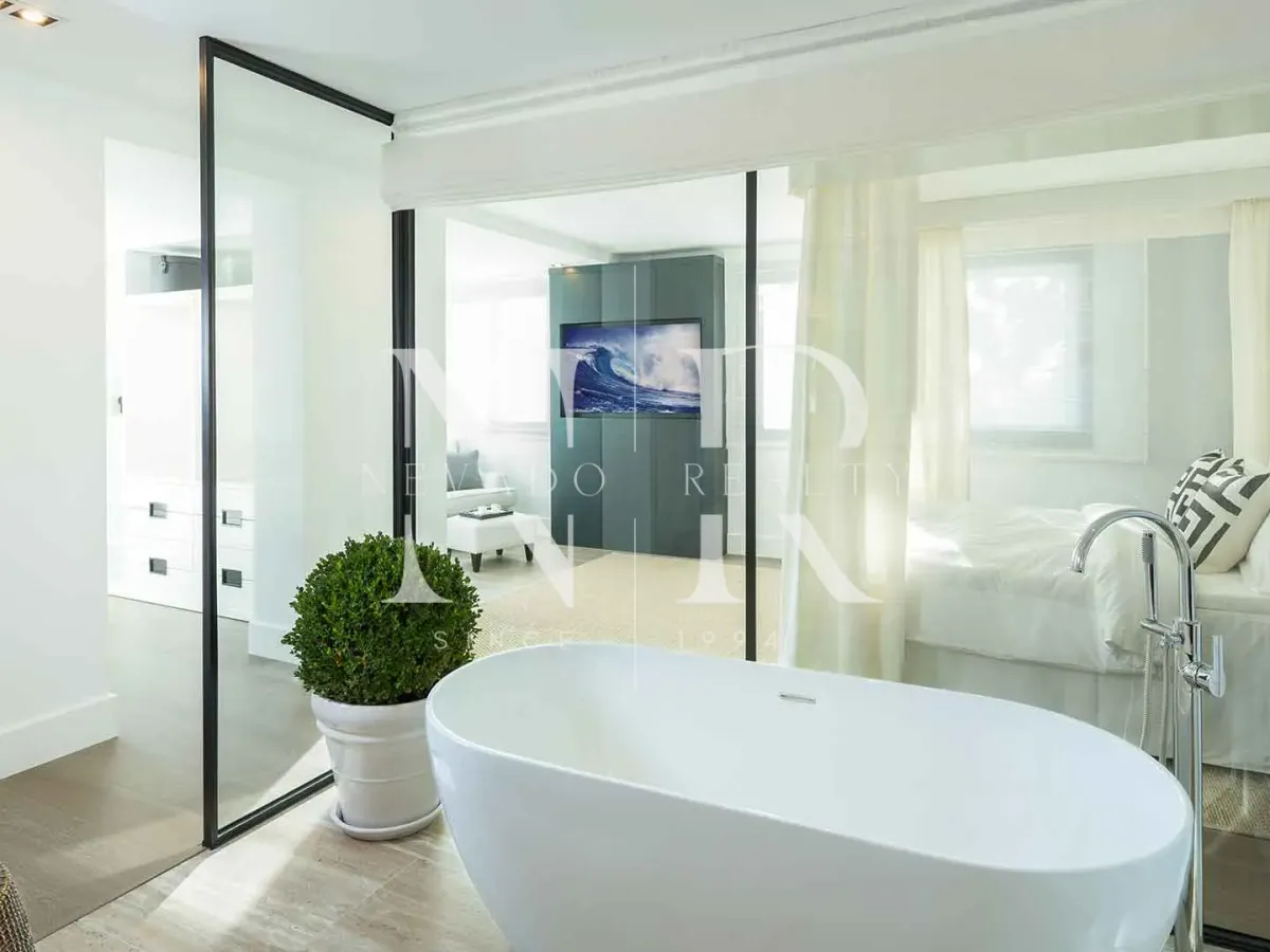 Frontline golf villa in Aloha for sale