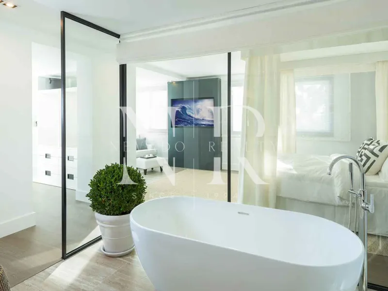 Frontline golf villa in Aloha for sale