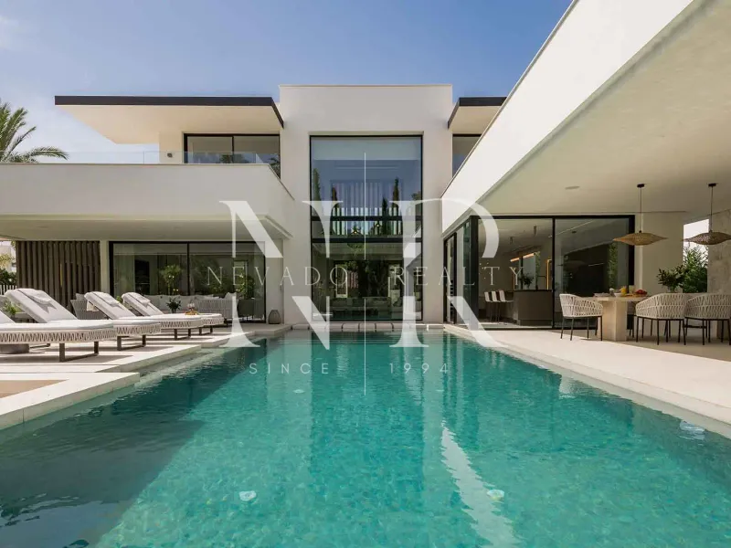 Designer villa for sale in Las Brisas Golf