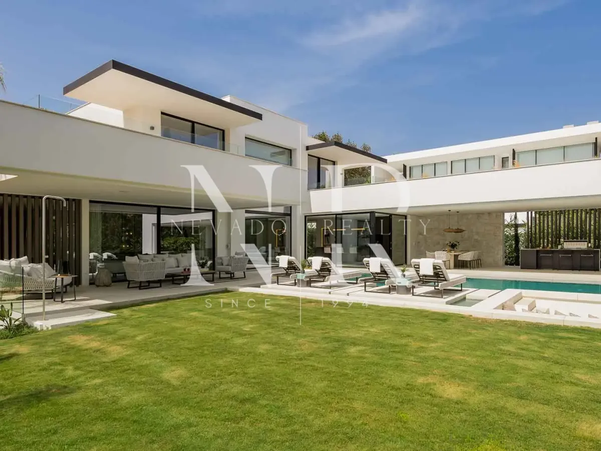 Designer villa for sale in Las Brisas Golf