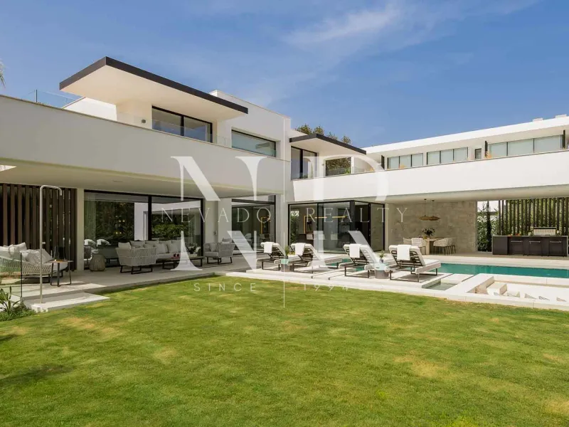 Designer villa for sale in Las Brisas Golf