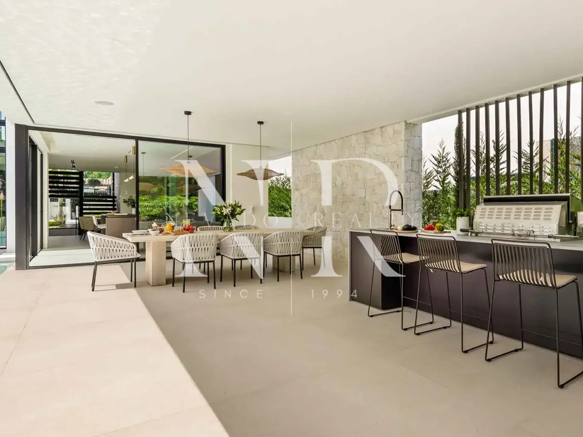 Designer villa for sale in Las Brisas Golf