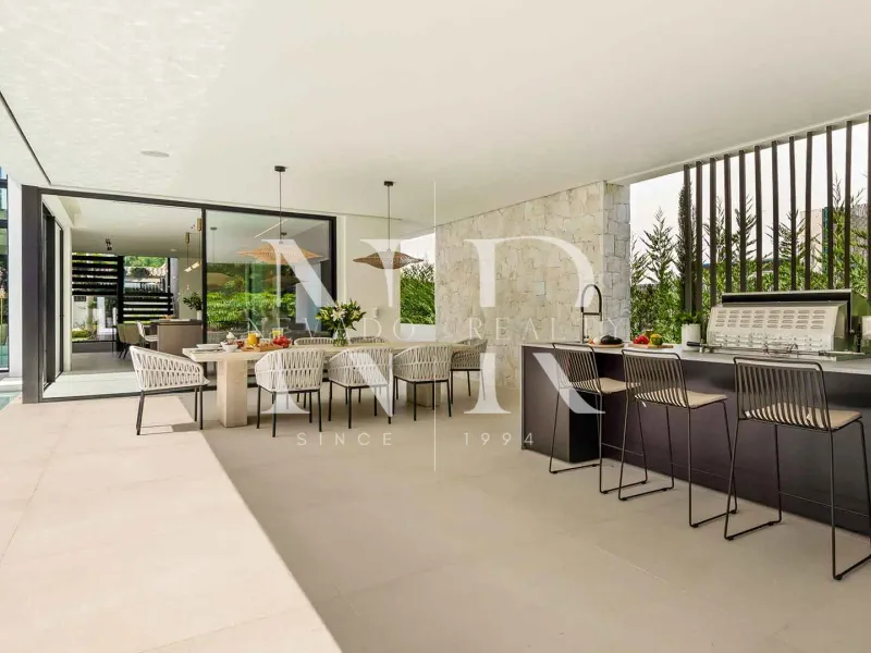 Designer villa for sale in Las Brisas Golf