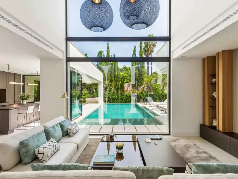 Designer villa for sale in Las Brisas Golf