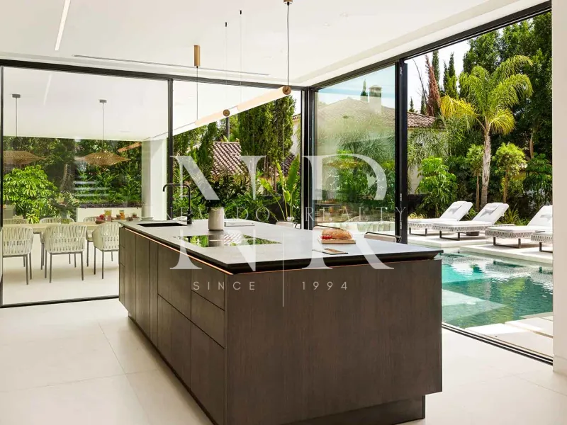 Designer villa for sale in Las Brisas Golf