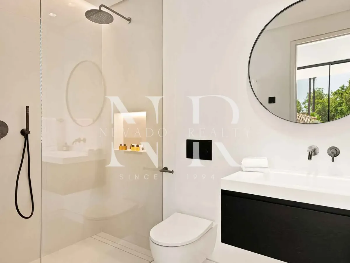 Designer villa for sale in Las Brisas Golf