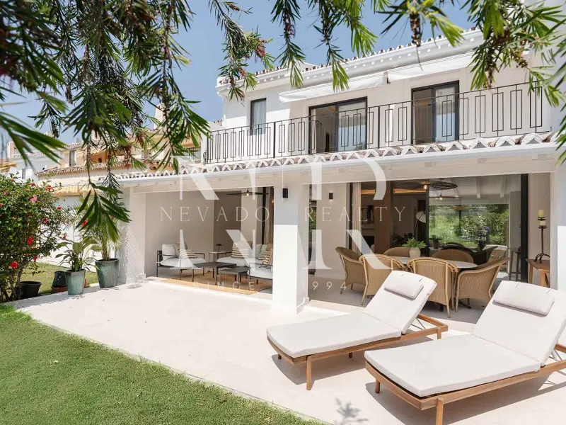 Townhouse in Los Olivos residential complex on the golf course front line for sale