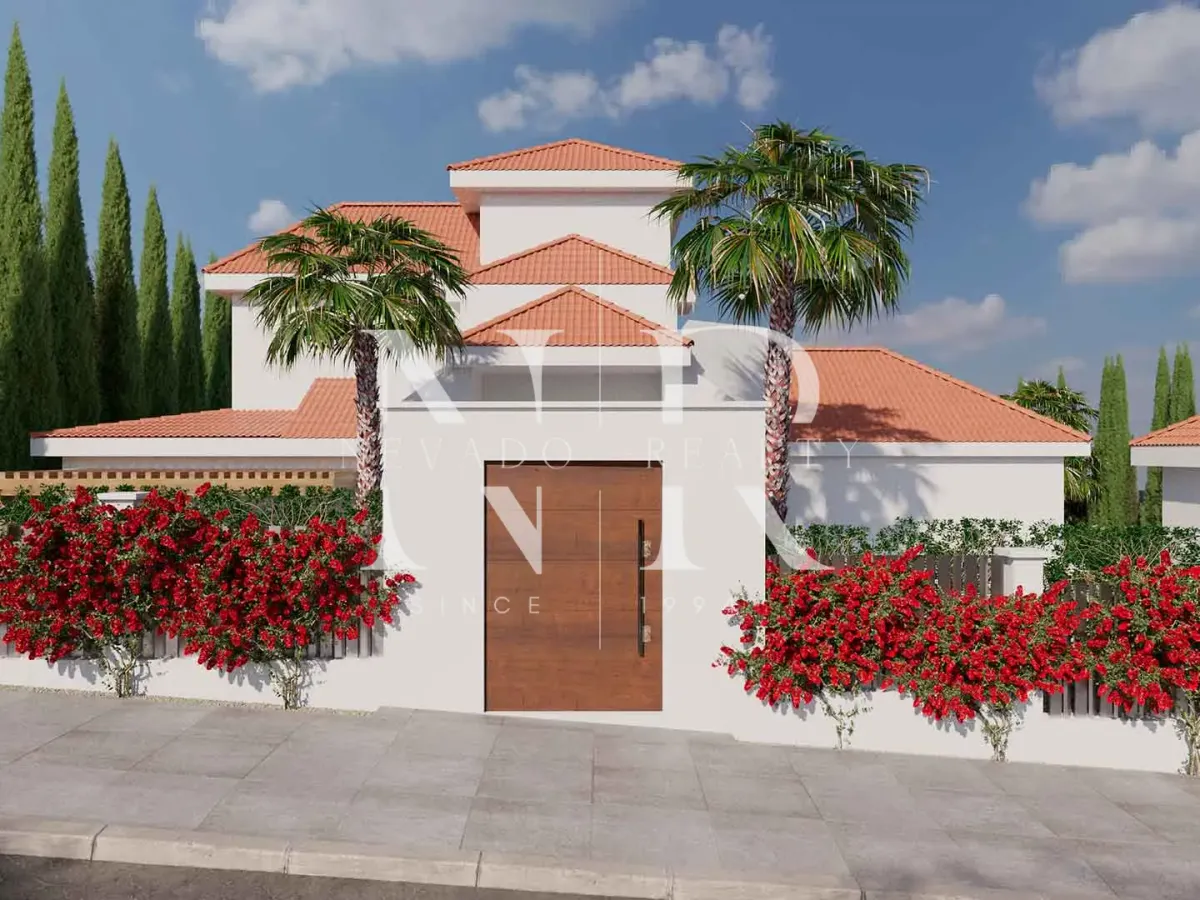 Villa in Los Naranjos Hill Club with construction project for sale