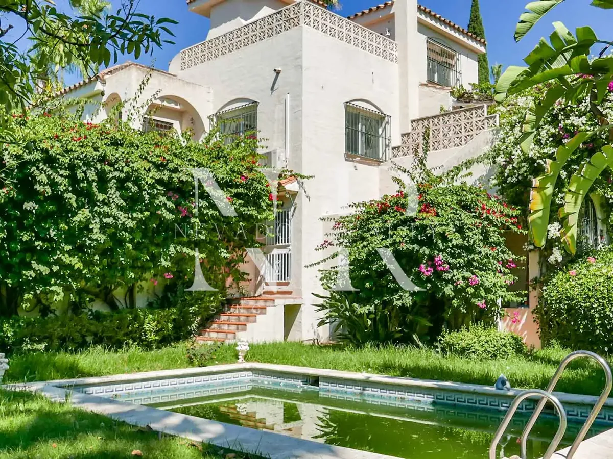 Villa in Los Naranjos Hill Club with construction project for sale