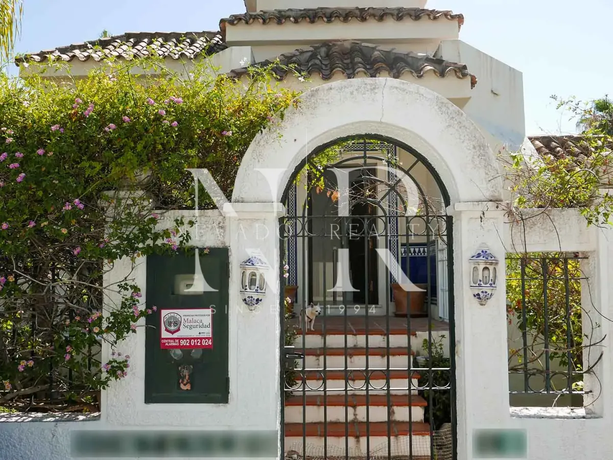 Villa in Los Naranjos Hill Club with construction project for sale