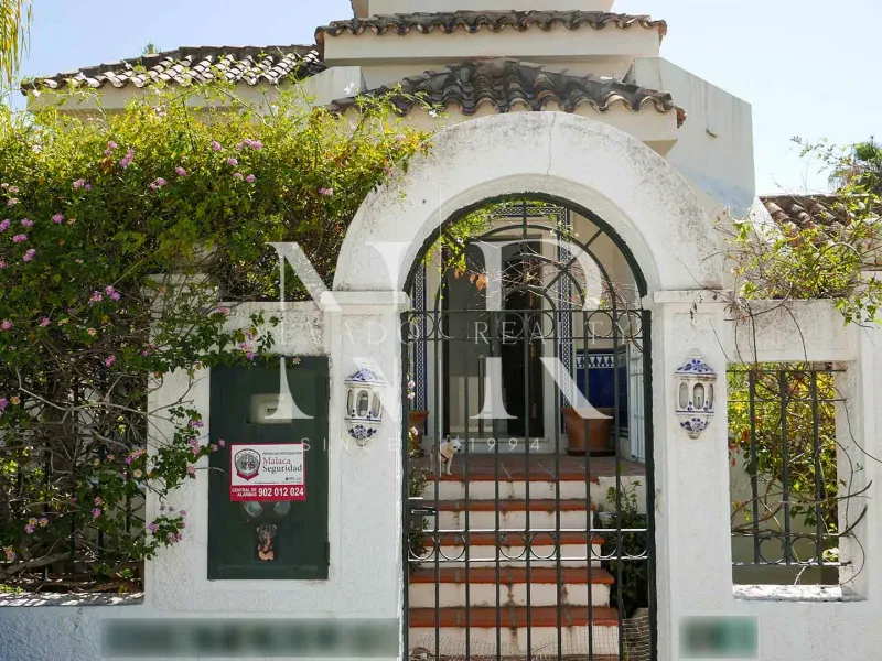 Villa in Los Naranjos Hill Club with construction project for sale