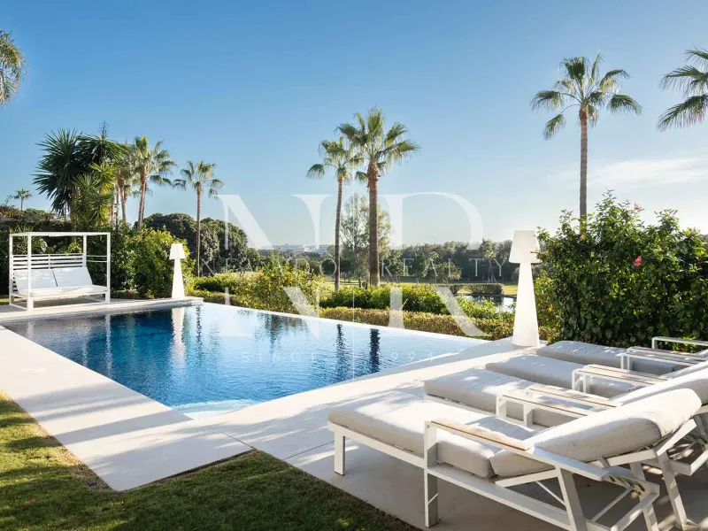 Frontline golf villa in Los Naranjos Golf for sale