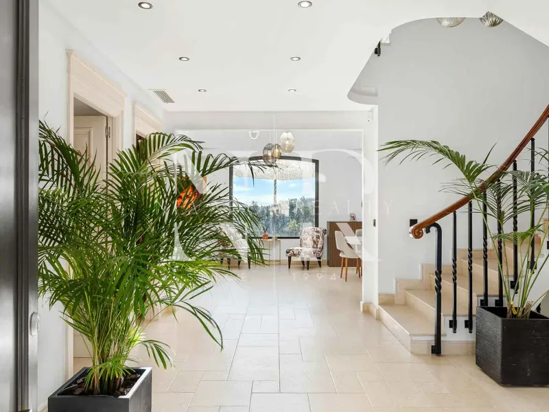 Frontline golf villa in Los Naranjos Golf for sale