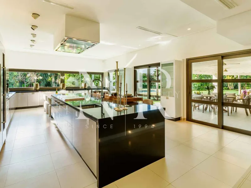 Completely renovated villa in Urbanisation La Cerquilla for sale