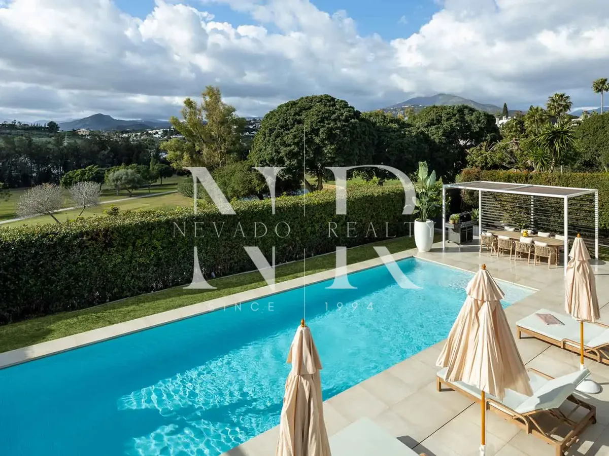 Frontline golf villa in Los Naranjos for sale