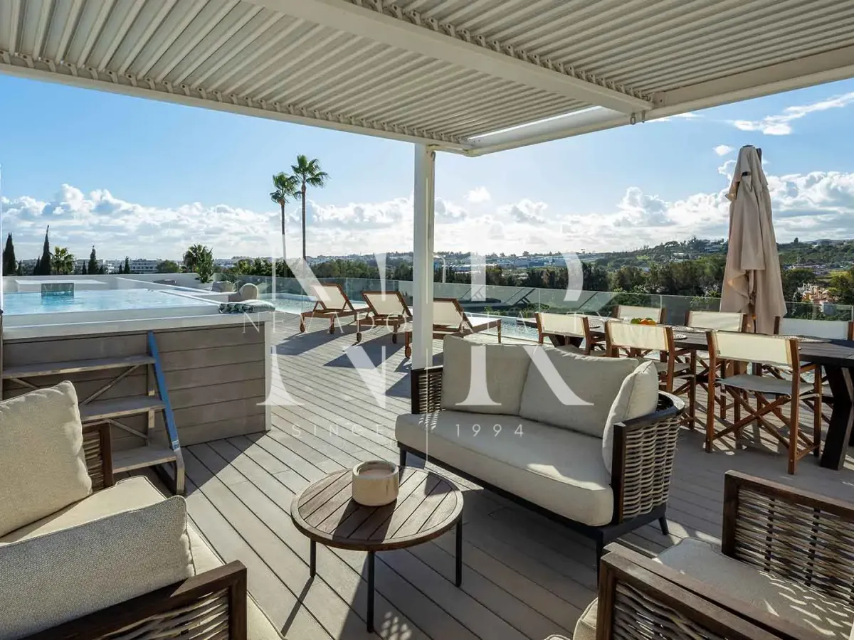 Frontline golf villa in Los Naranjos for sale