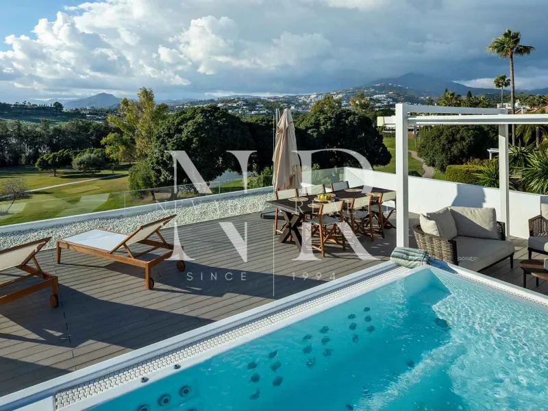 Frontline golf villa in Los Naranjos for sale