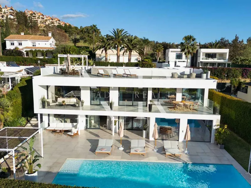 Frontline golf villa in Los Naranjos for sale