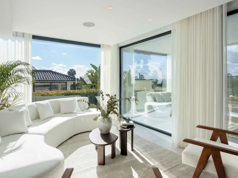 Frontline golf villa in Los Naranjos for sale