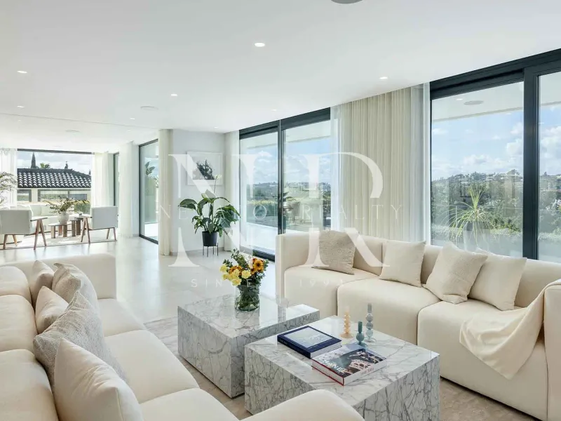 Frontline golf villa in Los Naranjos for sale