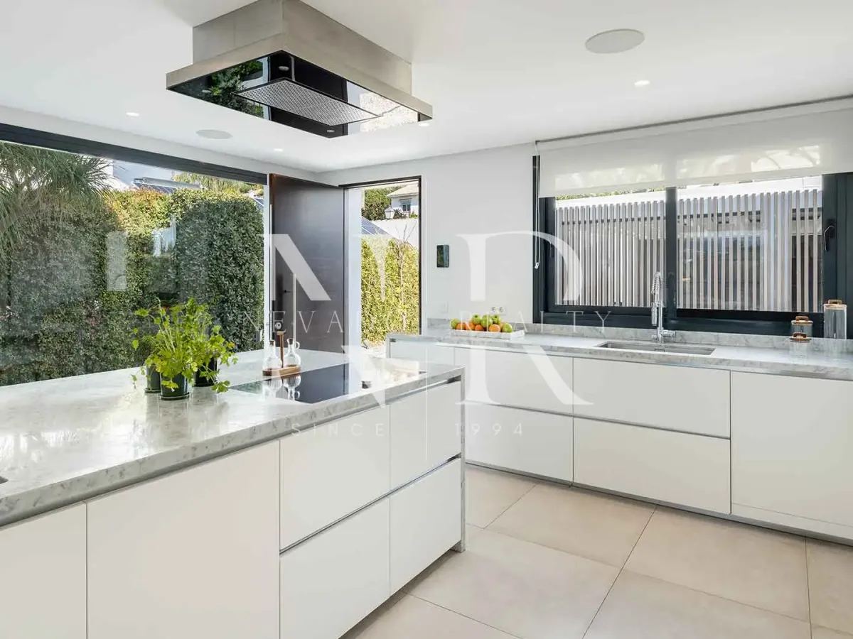 Frontline golf villa in Los Naranjos for sale