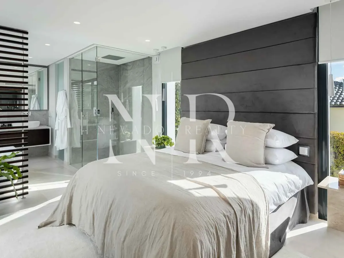 Frontline golf villa in Los Naranjos for sale