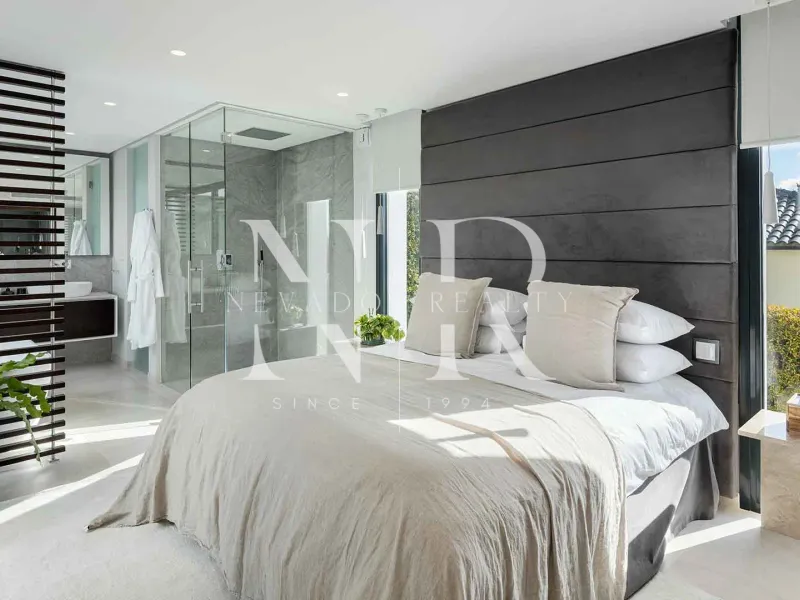 Frontline golf villa in Los Naranjos for sale