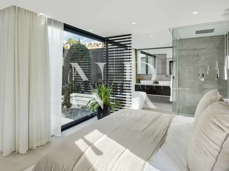 Frontline golf villa in Los Naranjos for sale