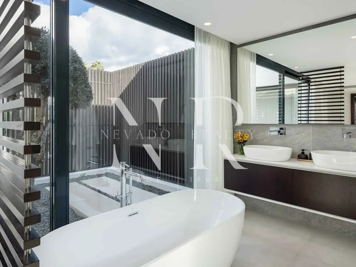 Frontline golf villa in Los Naranjos for sale