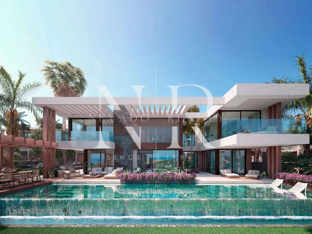 Villa in Nueva Andalucía under construction in closed urbanization for sale