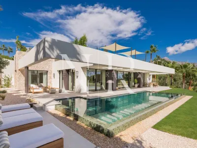 Villa for sale front line golf in Los Naranjos Golf Club