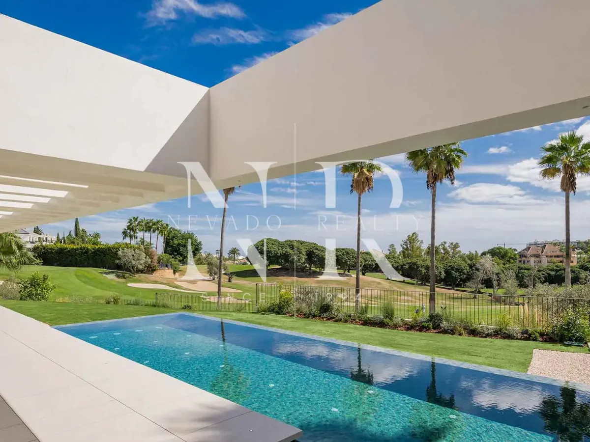 Villa for sale front line golf in Los Naranjos Golf Club