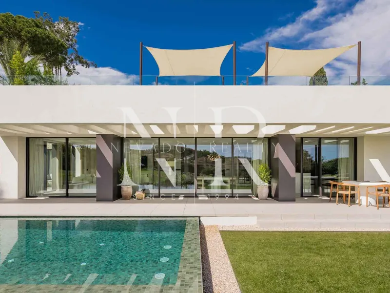 Villa for sale front line golf in Los Naranjos Golf Club