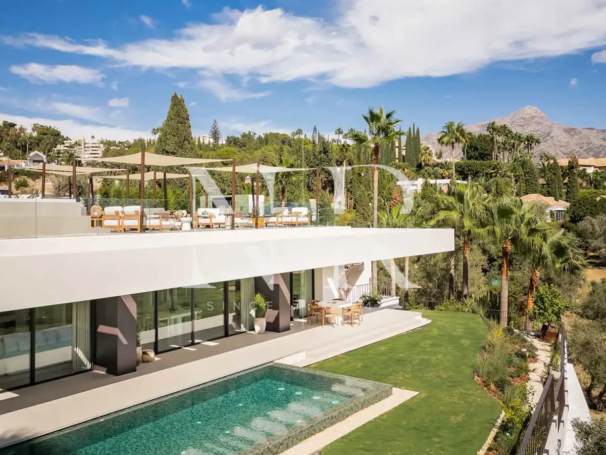 Villa for sale front line golf in Los Naranjos Golf Club