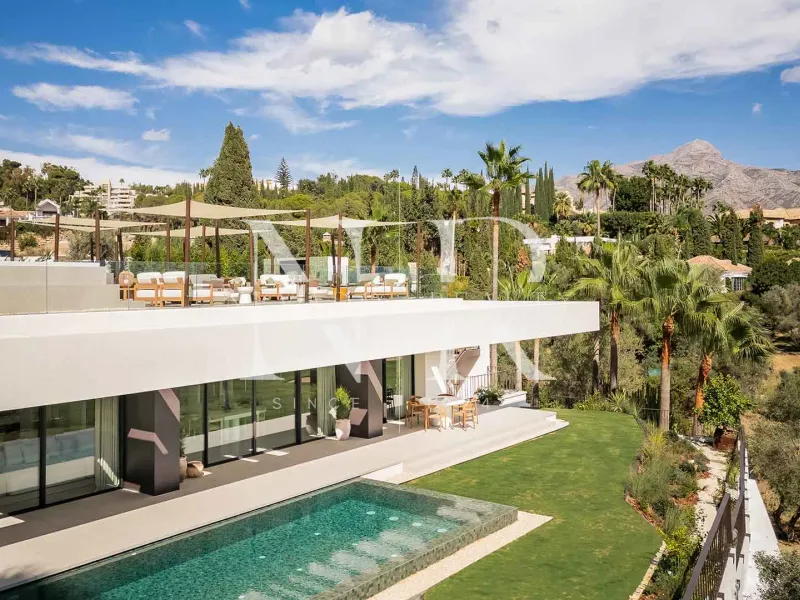 Villa for sale front line golf in Los Naranjos Golf Club