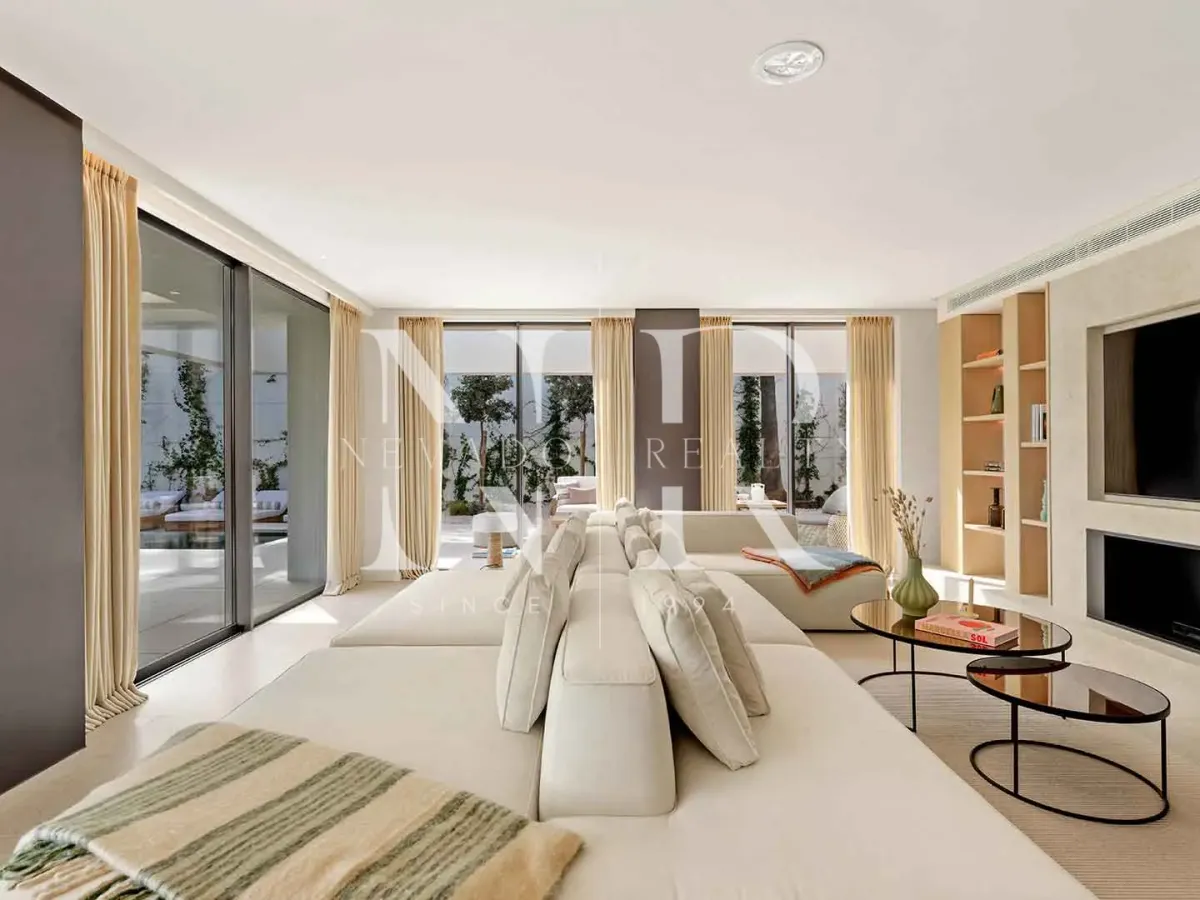 Villa for sale front line golf in Los Naranjos Golf Club