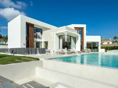 Frontline golf villa in Las Brisas Golf with panoramic views for sale