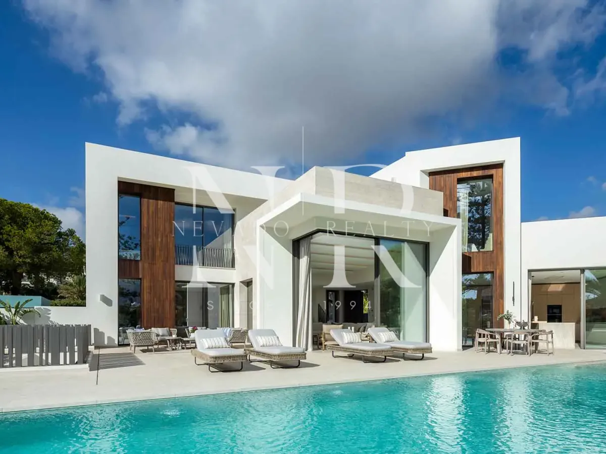 Frontline golf villa in Las Brisas Golf with panoramic views for sale