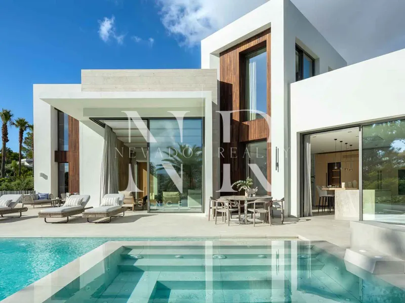 Frontline golf villa in Las Brisas Golf with panoramic views for sale