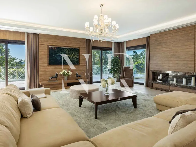 Frontline golf villa in Nueva Andalucia for sale