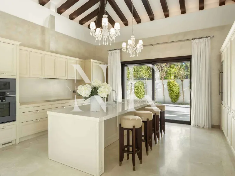 Frontline golf villa in Nueva Andalucia for sale