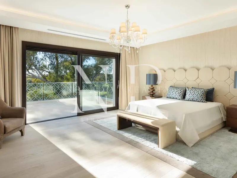 Frontline golf villa in Nueva Andalucia for sale