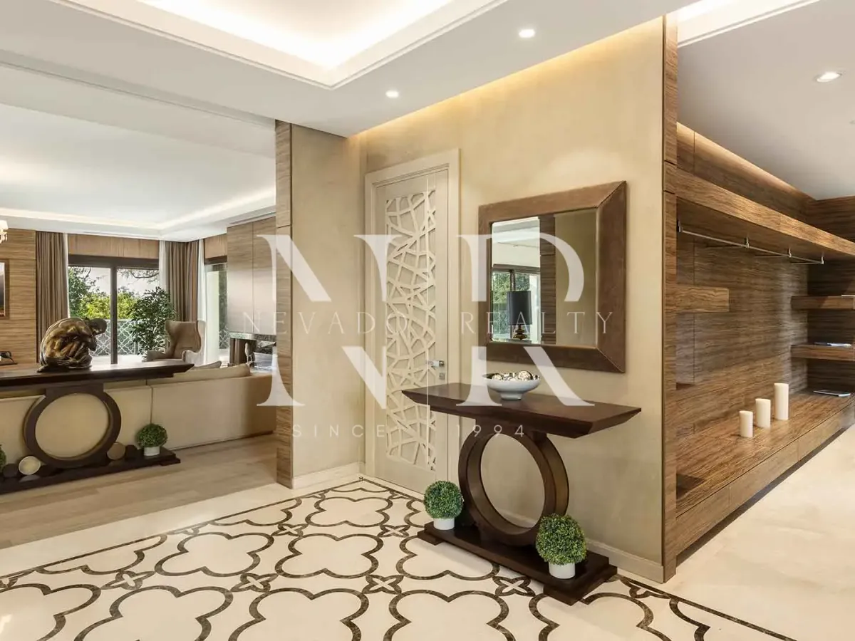 Frontline golf villa in Nueva Andalucia for sale