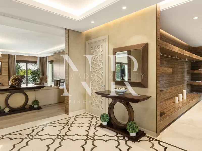 Frontline golf villa in Nueva Andalucia for sale