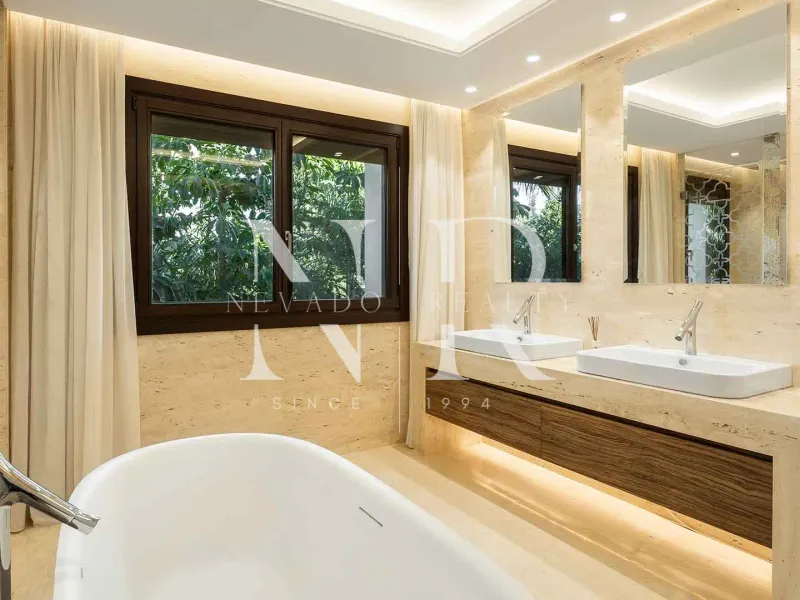 Frontline golf villa in Nueva Andalucia for sale