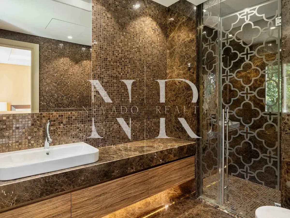 Frontline golf villa in Nueva Andalucia for sale