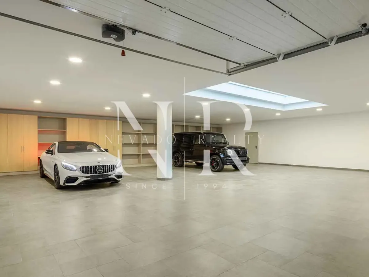 Frontline golf villa in Nueva Andalucia for sale