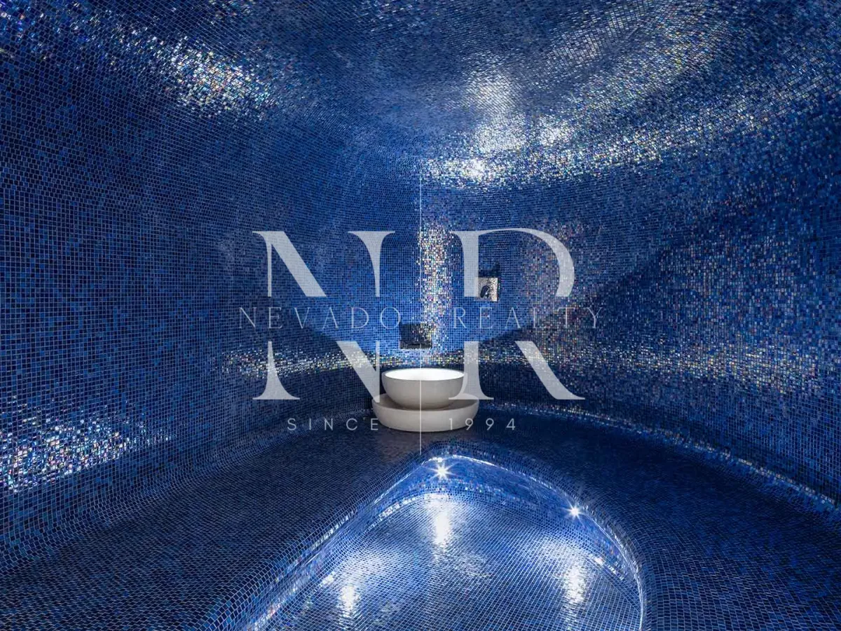 Frontline golf villa in Nueva Andalucia for sale