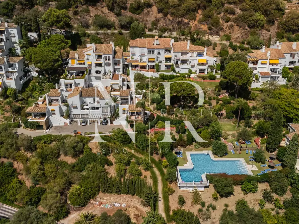 Completely renovated apartment in Los Almendros residential complex for sale