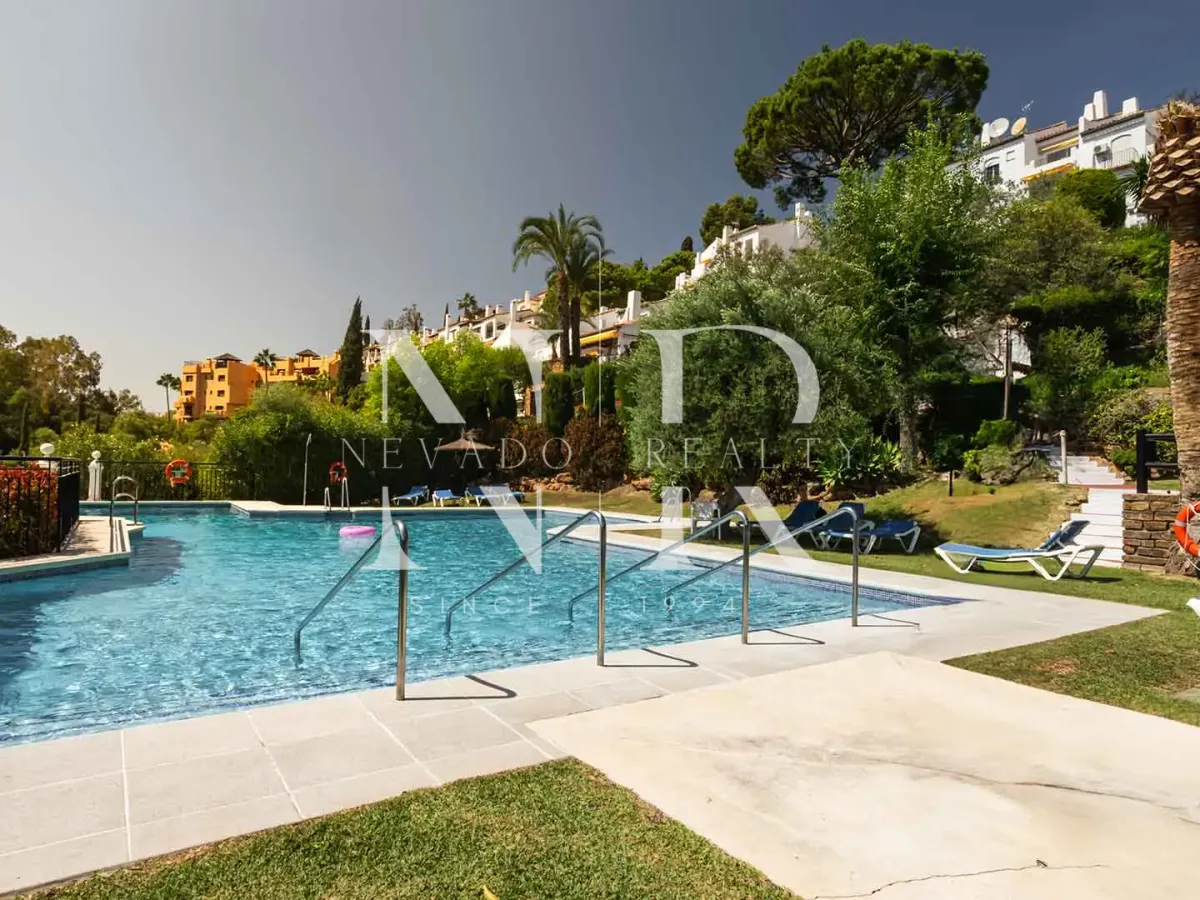 Completely renovated apartment in Los Almendros residential complex for sale